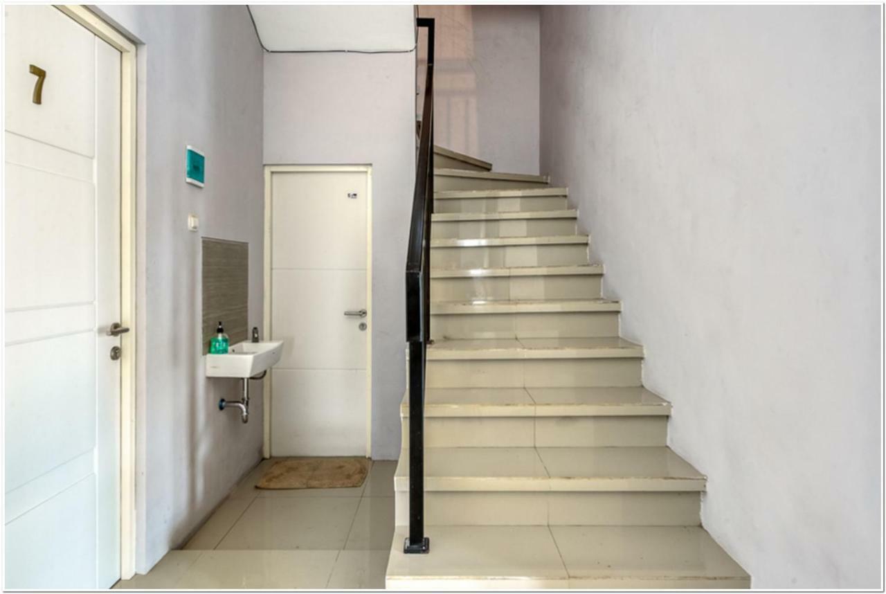 Reddoorz @ Bypass Juanda Airport Hotel Sidoarjo Exterior foto